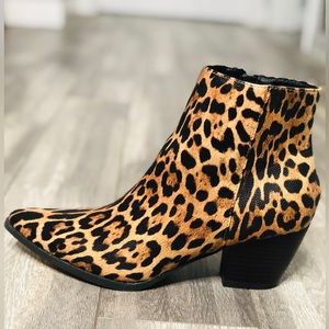 Leopard ankle pointy boots.